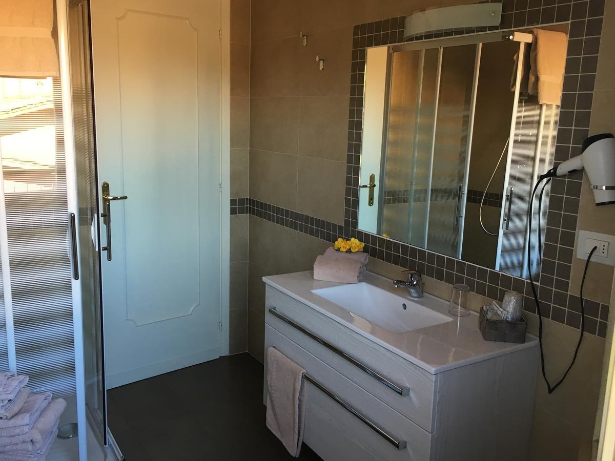 Hotel Margherita Meuble Sirmione Bagian luar foto