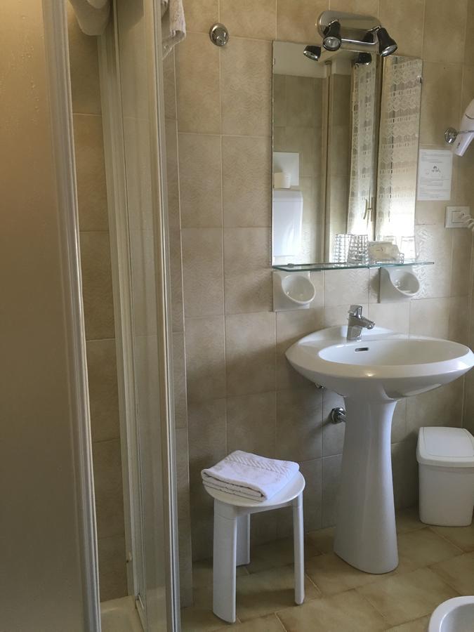 Hotel Margherita Meuble Sirmione Bagian luar foto