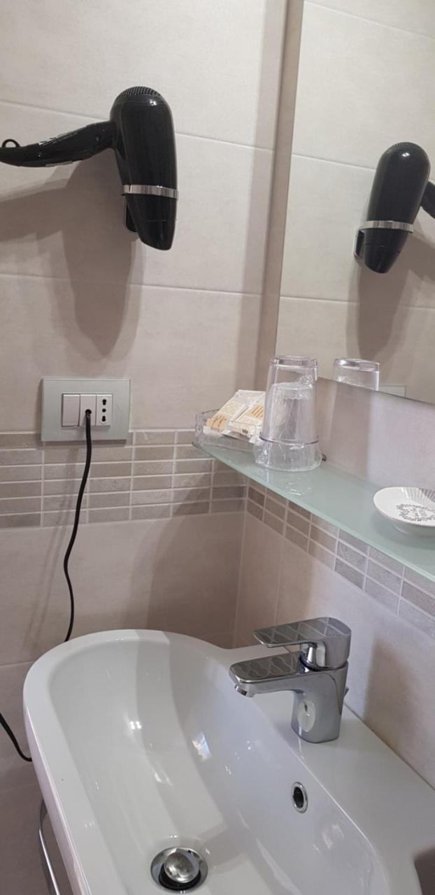 Hotel Margherita Meuble Sirmione Bagian luar foto