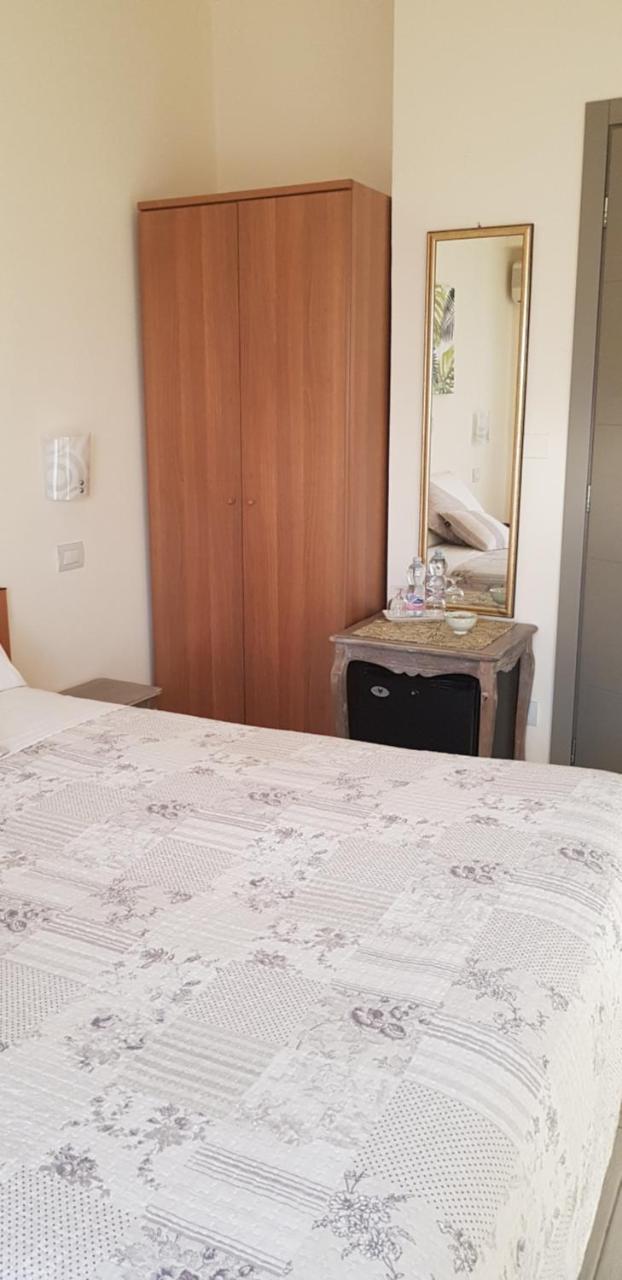 Hotel Margherita Meuble Sirmione Bagian luar foto